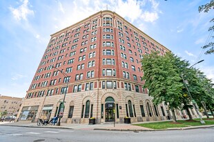 7100 S South Shore Dr in Chicago, IL - Building Photo