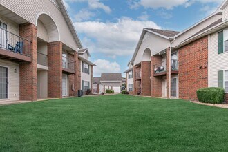 Hawthorn Suites Apartments in Springfield, MO - Foto de edificio - Building Photo
