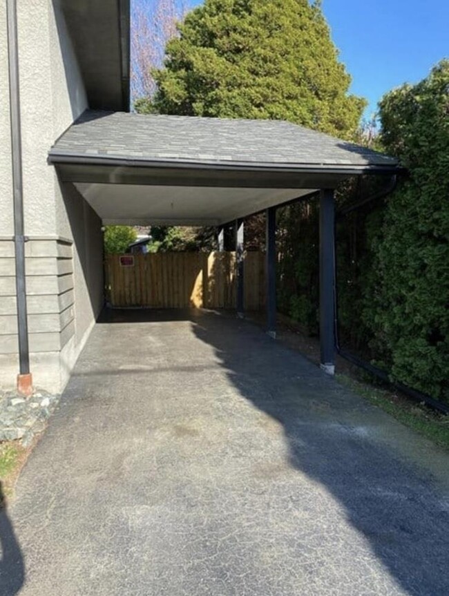 1522 Kerfoot Rd in White Rock, BC - Building Photo - Building Photo