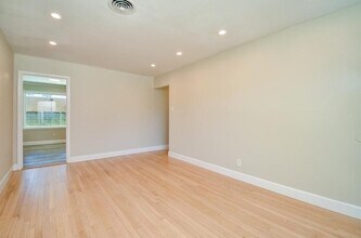 8330 Waterbury Dr in Houston, TX - Building Photo - Building Photo