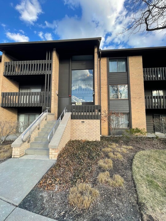 6135 Knoll Wood Rd, Unit 1B in Willowbrook, IL - Building Photo