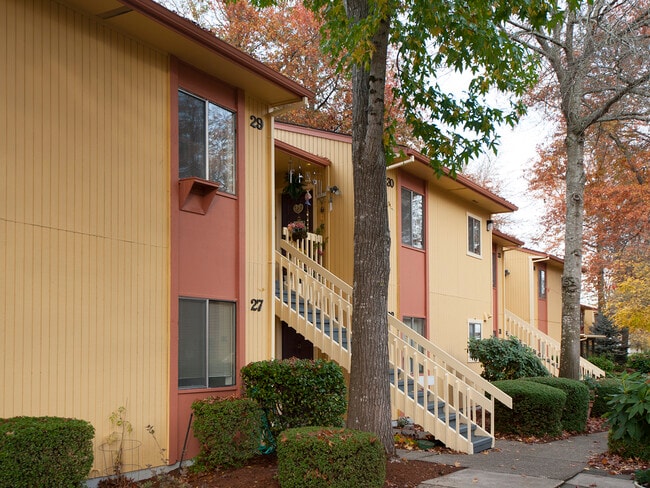 Countrywood Manor in Dallas, OR - Building Photo - Building Photo