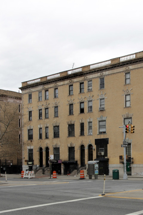 2374 Adam Clayton Powell Jr Blvd in New York, NY - Foto de edificio