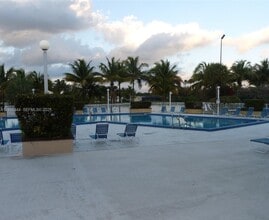 14501 N Kendall Dr in Miami, FL - Building Photo - Building Photo