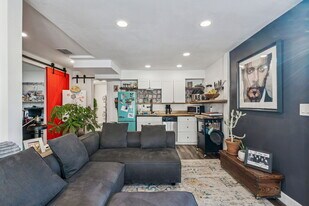 1034 Queen St N, Unit 1 in St. Petersburg, FL - Building Photo