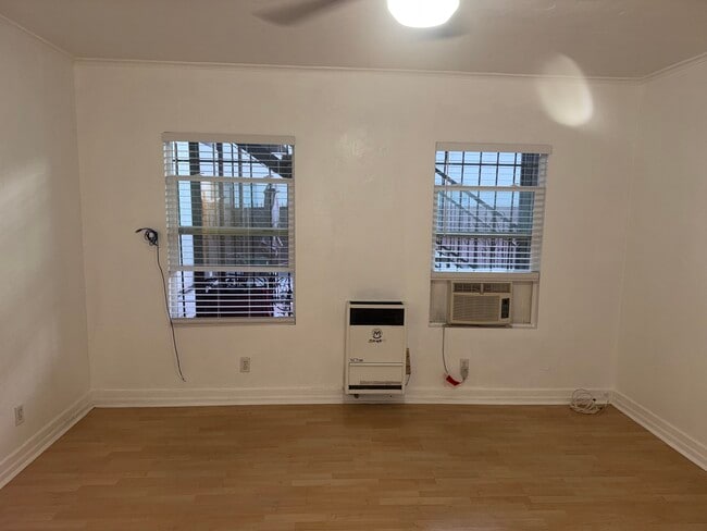 1267 S Dunsmuir Ave, Unit 1 in Los Angeles, CA - Foto de edificio - Building Photo