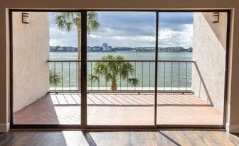 401 Lakeside Ln in Houston, TX - Building Photo