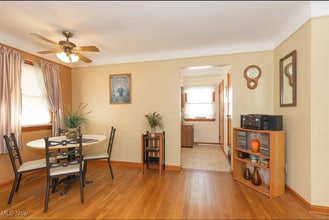 5918 Ira Ave in Cleveland, OH - Foto de edificio - Building Photo