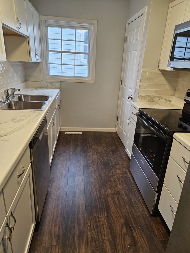 926 Cimarron Dr in Davenport, IA - Building Photo - Building Photo