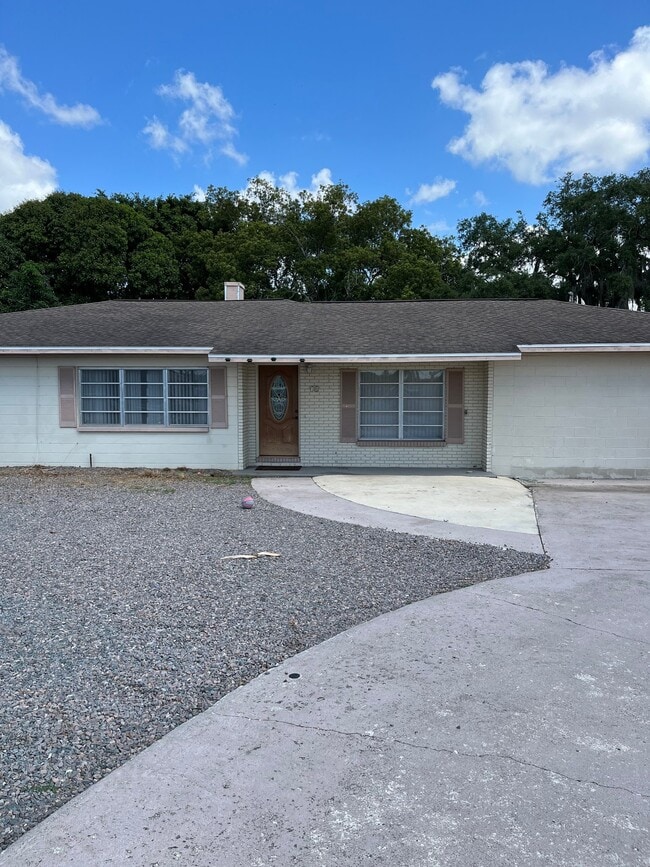 property at 31 N Brentwood Cir