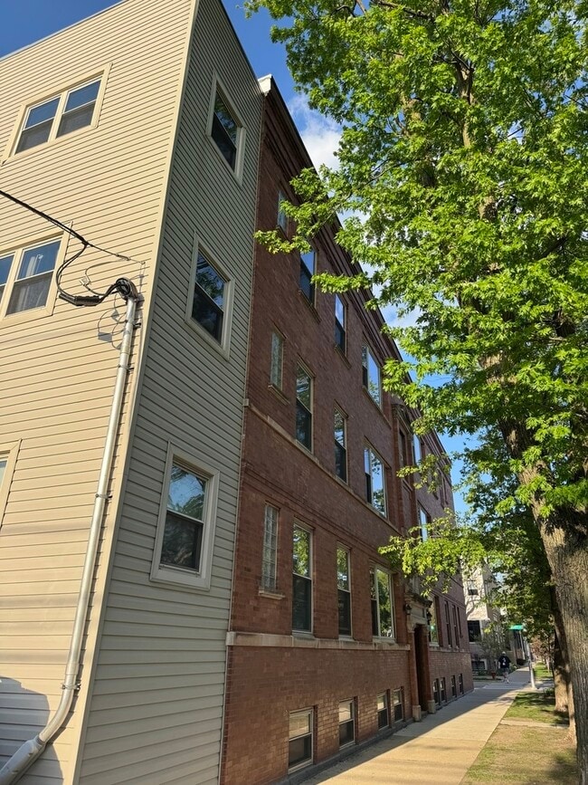 2206 W School St in Chicago, IL - Building Photo - Building Photo