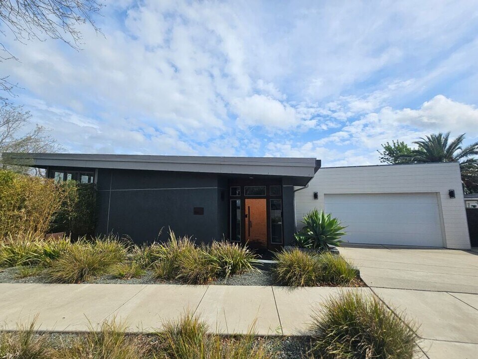1179 San Carlos Dr in San Luis Obispo, CA - Building Photo