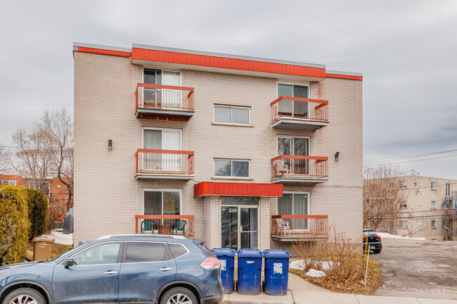 370 De Chartres Rue in Laval, QC - Building Photo - Building Photo
