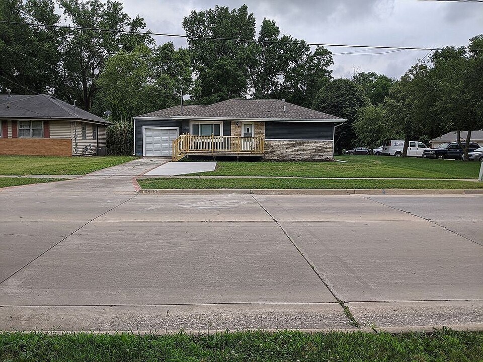 2400 Vine St in West Des Moines, IA - Building Photo