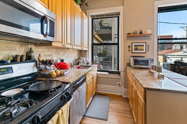 2436 N Maplewood Ave in Chicago, IL - Building Photo - Building Photo