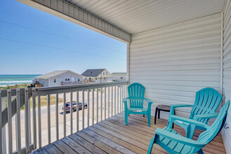 237 Seashore Dr., Unit #C in North Topsail Beach, NC - Foto de edificio - Building Photo