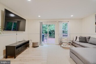 6608 Ducketts Ln in Elkridge, MD - Building Photo - Building Photo