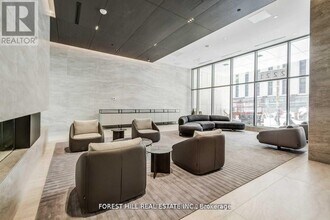 2221 Yonge St in Toronto, ON - Building Photo - Building Photo