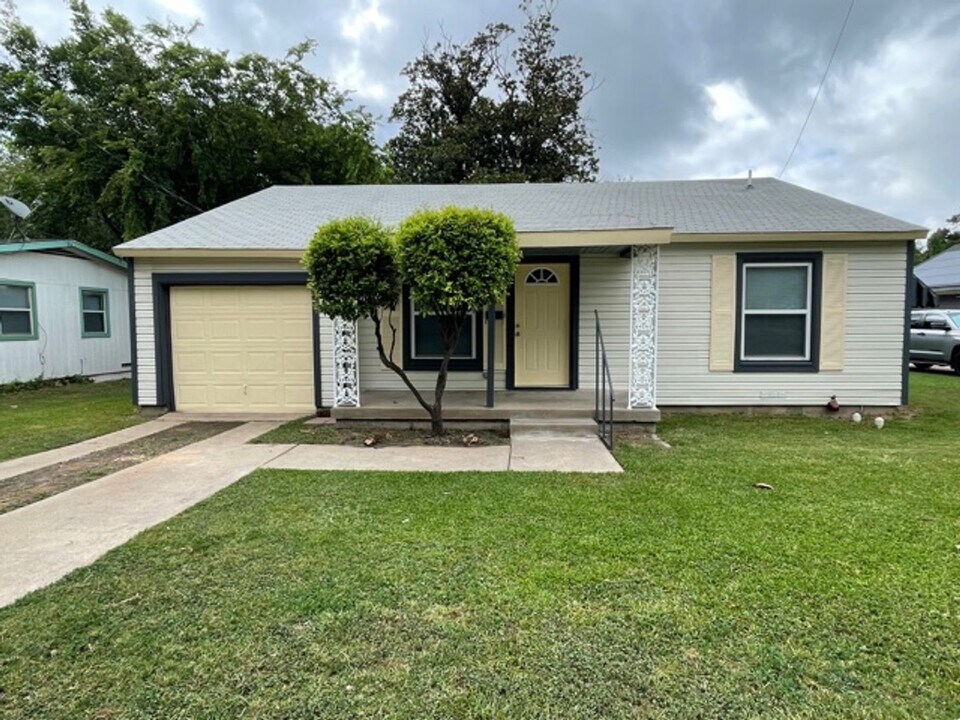 2921 Halbert St in Fort Worth, TX - Building Photo