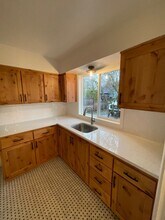 1050 Cedar Way SE in Salem, OR - Building Photo - Building Photo