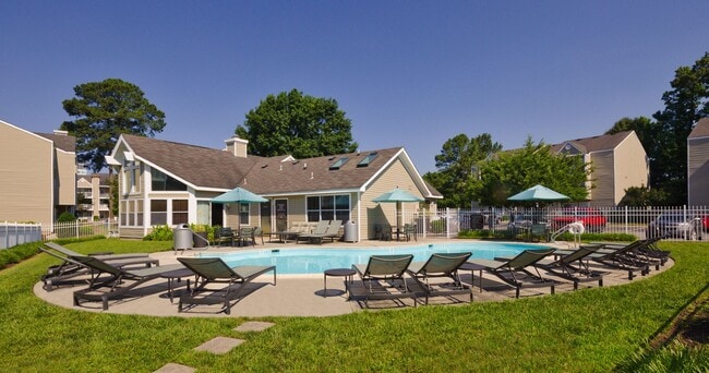 Ashbrook Apartments in Virginia Beach, VA - Foto de edificio - Building Photo