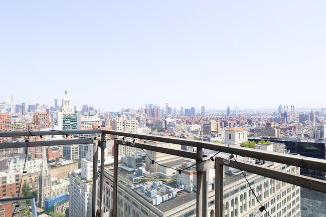60 E 8th St, Unit 33K in New York, NY - Foto de edificio - Building Photo
