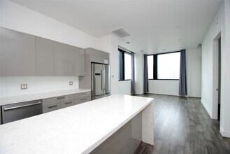 1211 Caroline St in Houston, TX - Building Photo - Building Photo