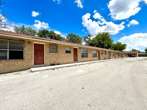 643 West Summit Ave in San Antonio, TX - Building Photo - Building Photo