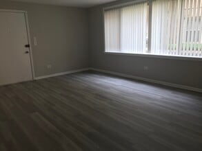 6756 Sauganash N Ave, Unit GN in Chicago, IL - Foto de edificio - Building Photo