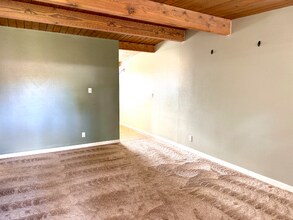 21521 73rd Pl W in Edmonds, WA - Foto de edificio - Building Photo