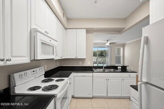 8539 Gate Pkwy W in Jacksonville, FL - Building Photo - Building Photo