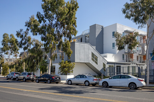 Metro @ Buckingham Senior Apartments in Los Angeles, CA - Building Photo - Building Photo