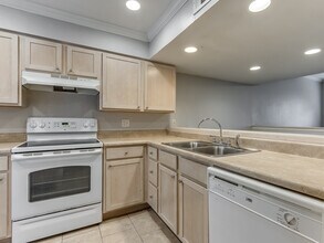 Wedgewood Village in Oklahoma City, OK - Foto de edificio - Building Photo