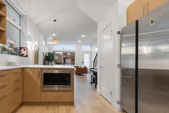 2433 S Plum St in Seattle, WA - Building Photo - Building Photo
