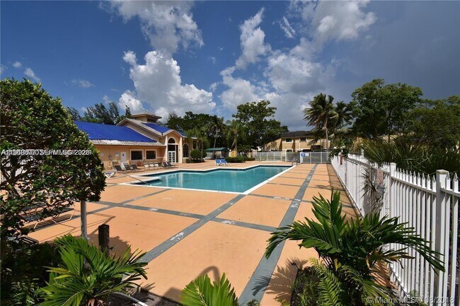 400 Palm Cir W in Pembroke Pines, FL - Building Photo - Building Photo