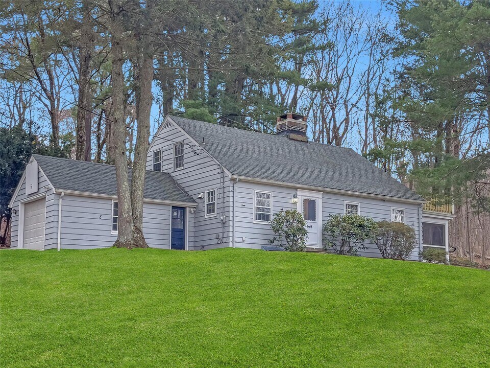 630 Quaker Rd in Chappaqua, NY - Building Photo