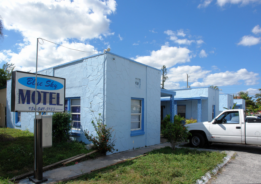 Blue Sky Motel in Pompano Beach, FL - Building Photo