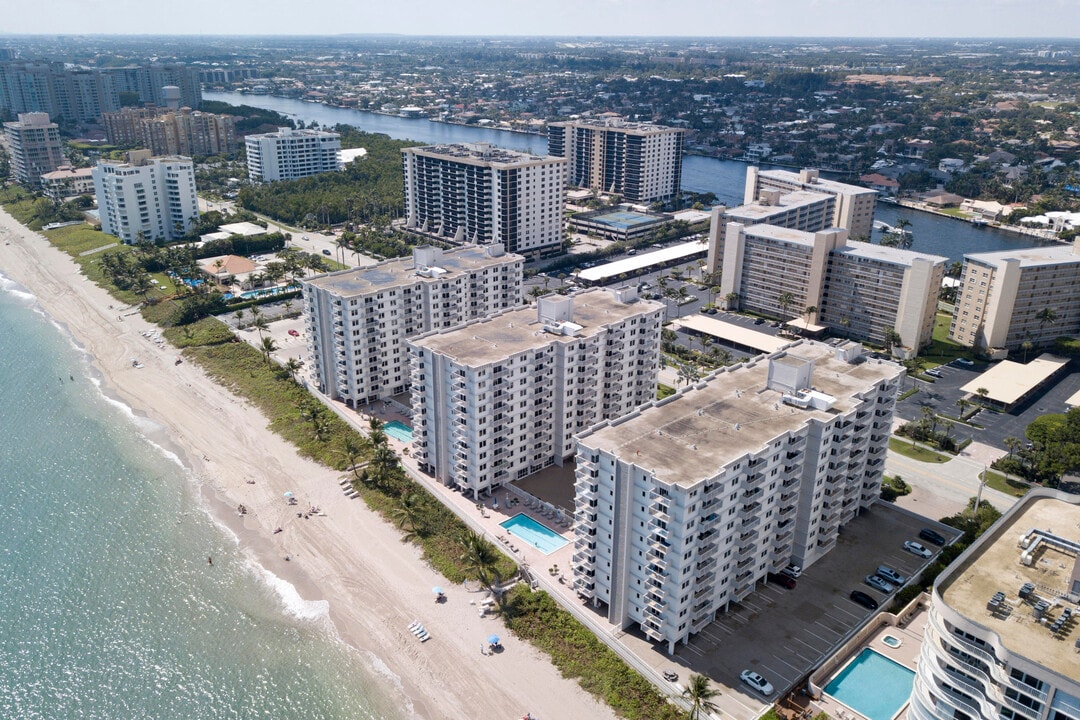 3221 S Ocean Blvd in Highland Beach, FL - Building Photo