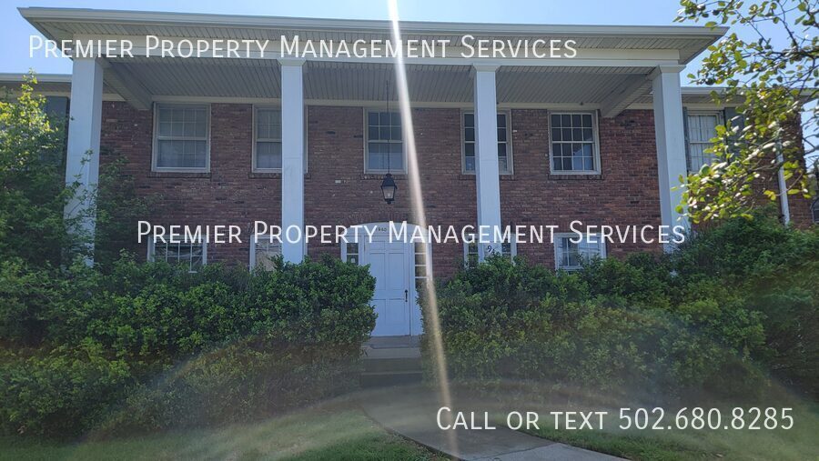 1940 Gardiner Ln in Louisville, KY - Building Photo