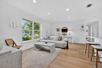 637 41st Ave NE in St. Petersburg, FL - Building Photo - Building Photo