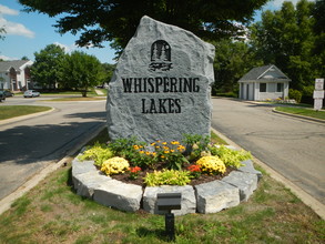 Whispering Lakes Apartments in Shelby Township, MI - Foto de edificio - Building Photo