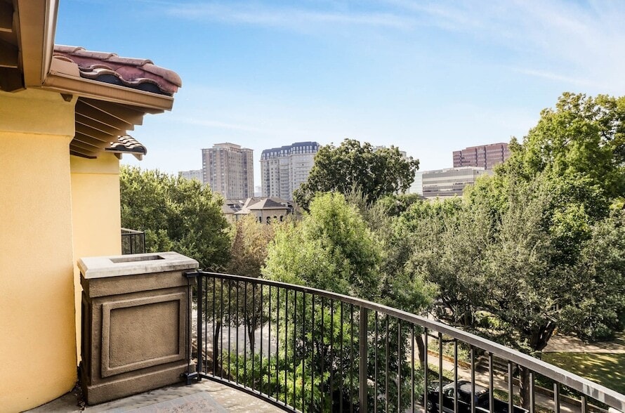 3818 Holland Ave, Unit 304 in Dallas, TX - Foto de edificio