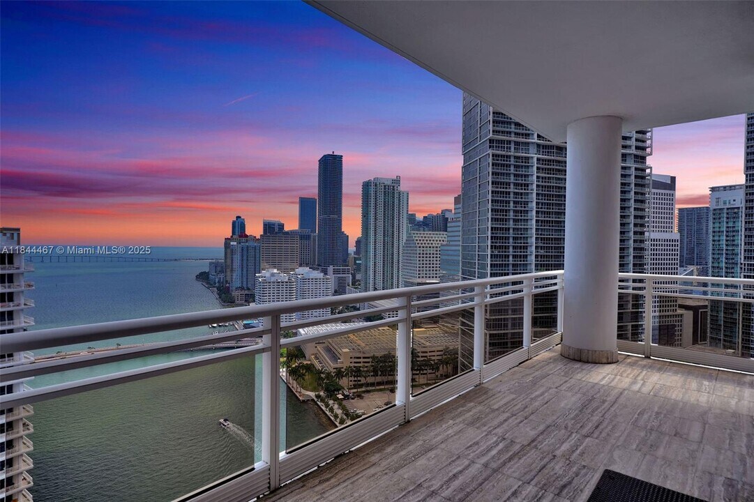901 Brickell Key Blvd in Miami, FL - Building Photo