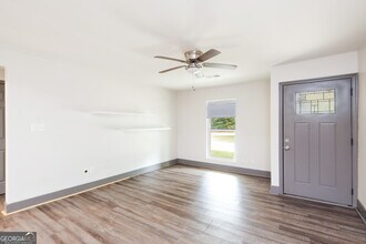 657 Senoia Rd in Tyrone, GA - Foto de edificio - Building Photo