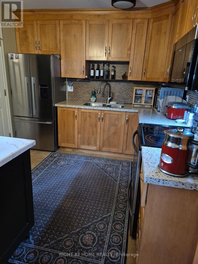 25 Wellington Ave E in Oshawa, ON - Building Photo - Building Photo