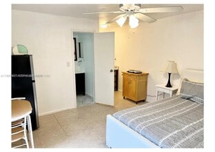 2449 NW 73rd Ave in Sunrise, FL - Foto de edificio - Building Photo