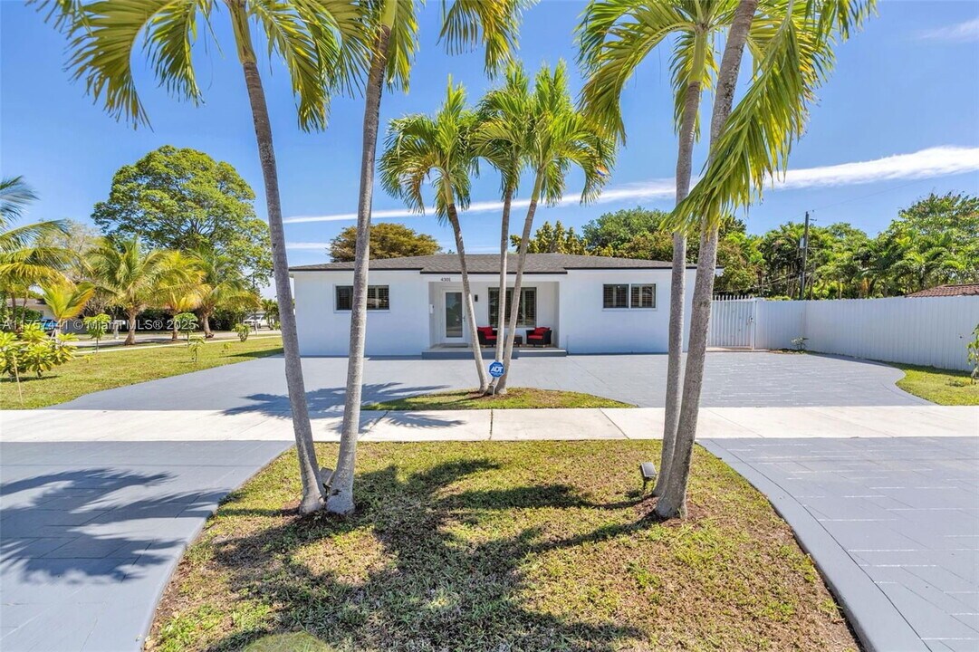 4301 SW 85th Ave in Miami, FL - Building Photo