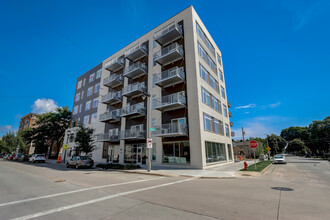 Element Apartments in Milwaukee, WI - Foto de edificio - Building Photo