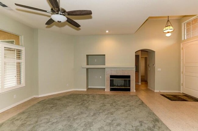 2150 W Vía Delfini in Fresno, CA - Building Photo - Building Photo
