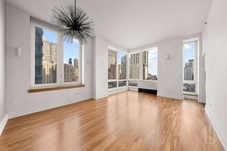 300 E 77th St in New York, NY - Building Photo - Building Photo